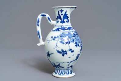 Une verseuse en porcelaine de Chine bleu et blanc &agrave; d&eacute;cor floral, &eacute;poque Transition