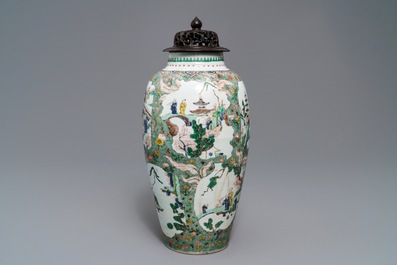 Un vase en porcelaine de Chine famille verte aux m&eacute;daillons de paysages, Kangxi