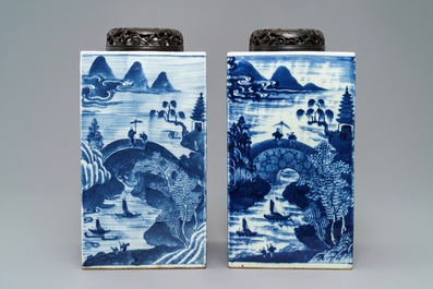 Une paire de bo&icirc;tes &agrave; th&eacute; en porcelaine de Chine bleu et blanc &agrave; d&eacute;cor de paysages, 19&egrave;me
