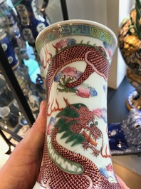 Une paire de vases en porcelaine de Chine famille rose &agrave; d&eacute;cor de dragon, marque et &eacute;poque de Guangxu