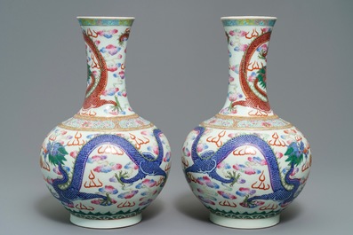 Een paar Chinese famille rose 'draken' vazen, Guangxu merk en periode