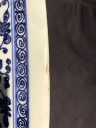 Een Chinese blauw-witte Ming-stijl schotel met florale slingers, Qianlong