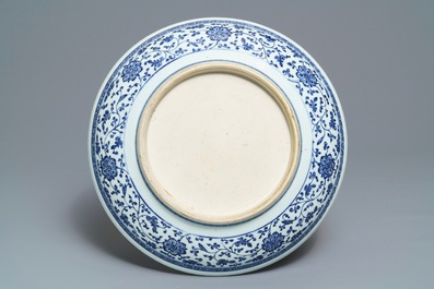 Un plat en porcelaine de Chine bleu et blanc &agrave; d&eacute;cor de rinceaux floraux de style Ming, Qianlong