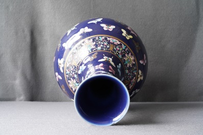 Un vase de forme bouteille en porcelaine de Chine &agrave; fond bleu, marque de Guangxu, 19/20&egrave;me