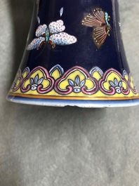 Un vase de forme bouteille en porcelaine de Chine &agrave; fond bleu, marque de Guangxu, 19/20&egrave;me