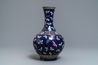 Un vase de forme bouteille en porcelaine de Chine &agrave; fond bleu, marque de Guangxu, 19/20&egrave;me