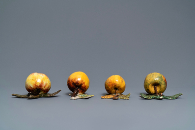 Sept mod&egrave;les de pommes, poires et raisins en fa&iuml;ence polychrome de Delft, 18&egrave;me