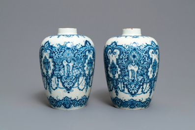 Une paire de vases en fa&iuml;ence de Delft en bleu et blanc dans le style de Daniel Marot, d&eacute;but du 18&egrave;me