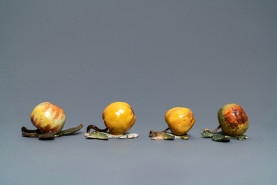 Sept mod&egrave;les de pommes, poires et raisins en fa&iuml;ence polychrome de Delft, 18&egrave;me