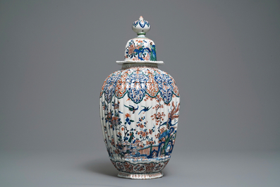 A large ribbed Dutch Delft cashmere palette vase, early 18th C.