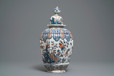 A large ribbed Dutch Delft cashmere palette vase, early 18th C.