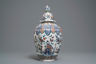 A large ribbed Dutch Delft cashmere palette vase, early 18th C.