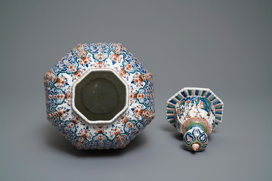 Un grand vase en fa&iuml;ence de Delft en palette cachemire, d&eacute;but du 18&egrave;me