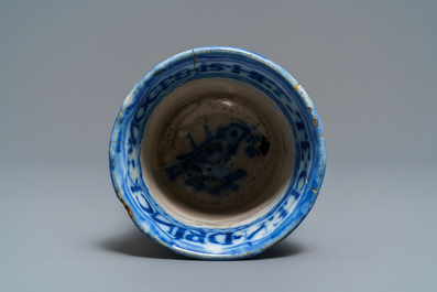 Un gobelet d'apr&egrave;s un mod&egrave;le en argent en fa&iuml;ence de Delft en bleu et blanc &agrave; inscription, dat&eacute;e 1676
