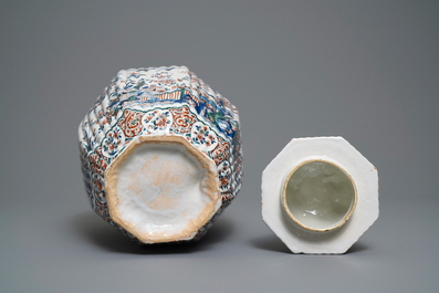 A large ribbed Dutch Delft cashmere palette vase, early 18th C.