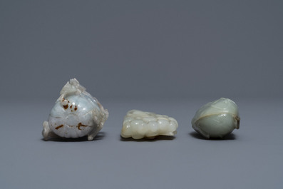 Three Chinese jade snuff bottles with coral stoppers, 19/20th C.