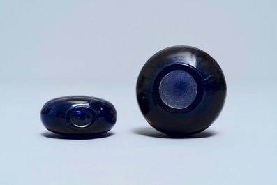 Deux tabati&egrave;res en verre aventurine bleu saphir, Chine, 18/19&egrave;me