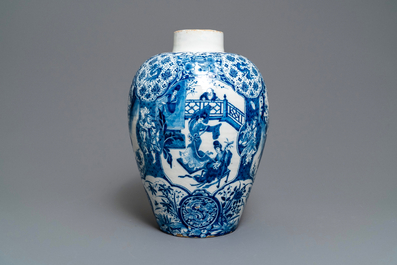 Un grand vase exceptionnel en fa&iuml;ence de Delft en bleu et blanc &agrave; d&eacute;cor de chinoiserie, 17/18&egrave;me