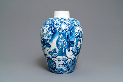 Un grand vase exceptionnel en fa&iuml;ence de Delft en bleu et blanc &agrave; d&eacute;cor de chinoiserie, 17/18&egrave;me