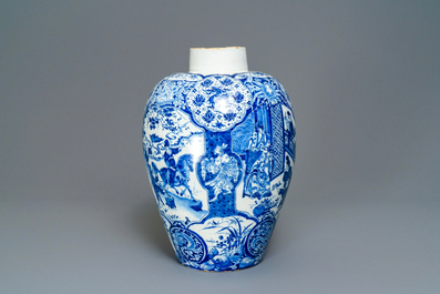 Een uitzonderlijke grote blauw-witte Delftse chinoiserie vaas, 17/18e eeuw