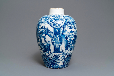 Un grand vase exceptionnel en fa&iuml;ence de Delft en bleu et blanc &agrave; d&eacute;cor de chinoiserie, 17/18&egrave;me