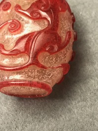 Cinq tabati&egrave;res en verre rouge overlay sur fond bull&eacute;, Chine, 18/20&egrave;me