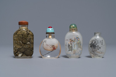 Vier Chinese binnenin beschilderde glazen snuifflessen, 19/20e eeuw