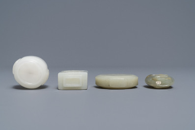 Four Chinese white and celadon jade snuff bottles, 19/20th C.