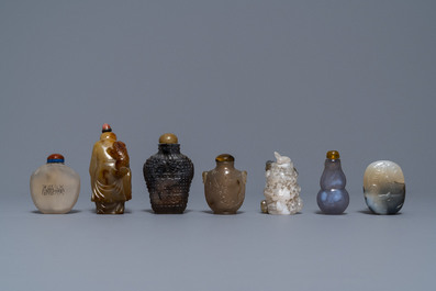 Six Chinese carved agate snuff bottles and a pendant, 19/20th C.