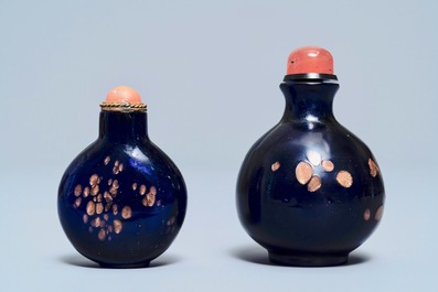 Twee Chinese snuifflessen in saffierblauw- en aventurijn-glas, 18/19e eeuw