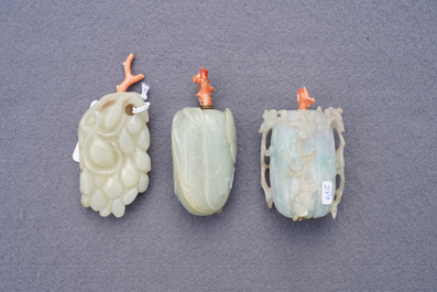 Drie Chinese jade snuifflessen met koralen stoppen, 19/20e eeuw