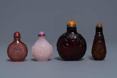Vier Chinese snuifflessen in rood en roze glas, 19/20e eeuw