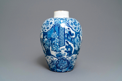 Un grand vase exceptionnel en fa&iuml;ence de Delft en bleu et blanc &agrave; d&eacute;cor de chinoiserie, 17/18&egrave;me