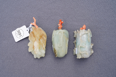 Drie Chinese jade snuifflessen met koralen stoppen, 19/20e eeuw