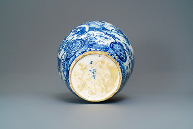 Un grand vase exceptionnel en fa&iuml;ence de Delft en bleu et blanc &agrave; d&eacute;cor de chinoiserie, 17/18&egrave;me