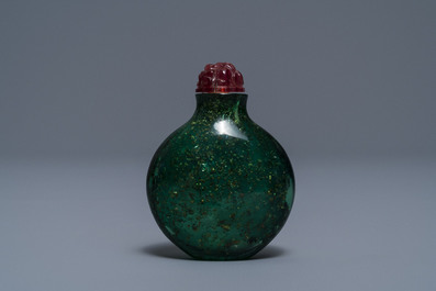 A rare Chinese biotite-sandwiched green glass snuff bottle, Imperial Glassworks, Beijing, 1720-1840