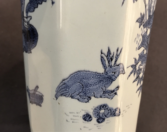 Un vase de forme octagonale en fa&iuml;ence de Delft en bleu et blanc &agrave; d&eacute;cor de chinoiserie avec un &eacute;l&eacute;phant, fin du 17&egrave;me