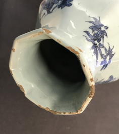 Un vase de forme octagonale en fa&iuml;ence de Delft en bleu et blanc &agrave; d&eacute;cor de chinoiserie avec un &eacute;l&eacute;phant, fin du 17&egrave;me