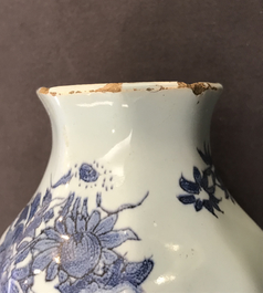 Een octagonale blauw-witte Delftse chinoiserie vaas met een olifant, laatste kwart 17e eeuw