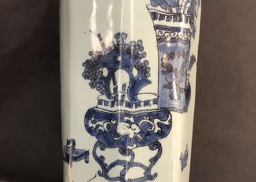 Un vase de forme octagonale en fa&iuml;ence de Delft en bleu et blanc &agrave; d&eacute;cor de chinoiserie avec un &eacute;l&eacute;phant, fin du 17&egrave;me