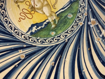 Een grote Italiaanse majolica kom met Amor, Montelupo of Caffagiolo, 1e helft 16e eeuw