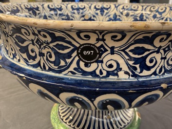 Een grote Italiaanse majolica kom met Amor, Montelupo of Caffagiolo, 1e helft 16e eeuw