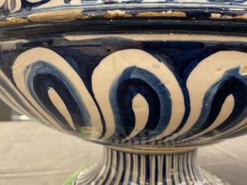 Een grote Italiaanse majolica kom met Amor, Montelupo of Caffagiolo, 1e helft 16e eeuw