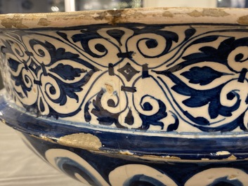 Een grote Italiaanse majolica kom met Amor, Montelupo of Caffagiolo, 1e helft 16e eeuw