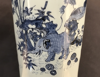 Een octagonale blauw-witte Delftse chinoiserie vaas met een olifant, laatste kwart 17e eeuw