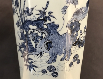 Un vase de forme octagonale en fa&iuml;ence de Delft en bleu et blanc &agrave; d&eacute;cor de chinoiserie avec un &eacute;l&eacute;phant, fin du 17&egrave;me