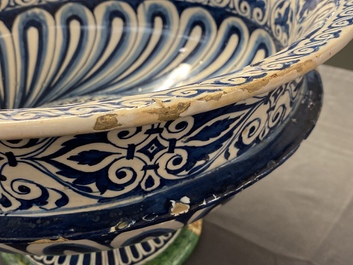 Een grote Italiaanse majolica kom met Amor, Montelupo of Caffagiolo, 1e helft 16e eeuw