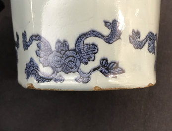 Un vase de forme octagonale en fa&iuml;ence de Delft en bleu et blanc &agrave; d&eacute;cor de chinoiserie avec un &eacute;l&eacute;phant, fin du 17&egrave;me