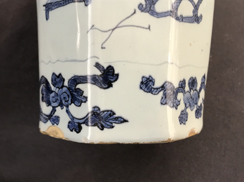 Een octagonale blauw-witte Delftse chinoiserie vaas met een olifant, laatste kwart 17e eeuw