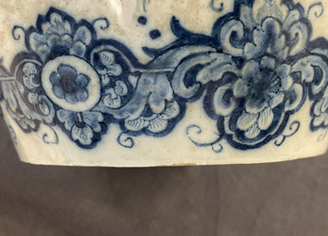 Une paire de vases en fa&iuml;ence de Delft en bleu et blanc dans le style de Daniel Marot, d&eacute;but du 18&egrave;me